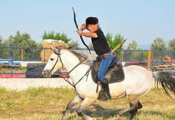 Kaymakam ok atıyor, zihgir ve bıçak ustalığı yapıyor