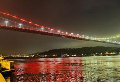 İstanbul'da köprüler şampiyon Galatasaray’ın renkleriyle ışıklandırıldı