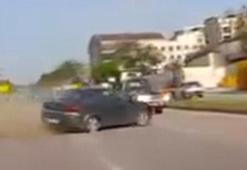 Lastiği patlayan otomobilin karşı şeride geçtiği kaza kamerada
