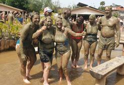 Dalyan'daki çamur banyosu turistlerin ilgi odağı oldu