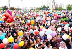 Babası sosyal medyadan çağrı yapmıştı; kanseri yenen çocuk binlerce kişiyle balon uçurdu