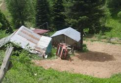 Kamyonet şarampole yuvarlandı; sürücü öldü, eşi ağır yaralandı