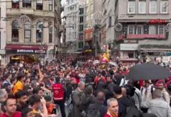 Galatasaray taraftarı şampiyon takımlarını yakından görmek için Beyoğlu'nda