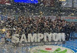 Hentbol Erkekler Süper Ligi şampiyonu Beşiktaş, kupayı kaldırdı