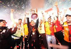 Galatasaray 25’inci şampiyonluk kupasını görkemli törenle kaldırdı