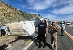 Elazığ'da minibüs takla attı; 3'ü ağır 7 yaralı