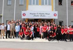 Eray öğretmen 40 yıl görev yaptığı okuldan İzmir Marşı’yla emekli oldu