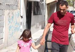 Görme engelli kağıt toplayıcısı babaya 6 yaşındaki kızı yol gösteriyor