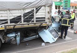 TIR'a arkadan çarpan otomobilde sıkışan sürücü, 20 dakikalık çalışmayla kurtarıldı