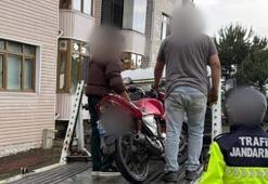 Yüzüstü uzanarak motosiklet kullanan sürücüye 45 bin lira ceza