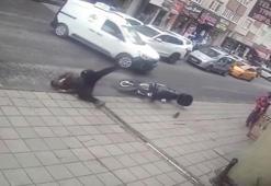 Hafif ticari araç ile motosikletin çarptığı kaza kamerada