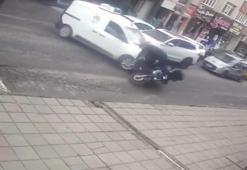 Hafif ticari araç ile motosikletin çarptığı kaza kamerada