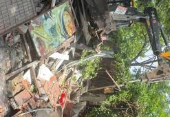 Avcılar'da kaçak büfeler 15 yıl sonra yıkıldı