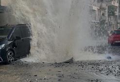 İzmir'de isale hattı patladı; 4 otomobil hasar gördü