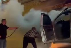 Yanan hafif ticari araca hortumla su tutarak müdahale ettiler