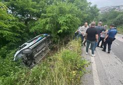 Park halindeyken şarampole devrilen minibüsteki 5 yolcu yaralandı