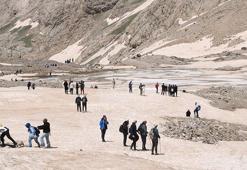 Hakkari'nin 20 bin yıllık buzullarına ilgi arttı; doğaseverler erimeye dikkat çekti