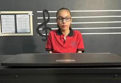 Yüzde 5 görme yetisine sahip Belinay, birkaç kez dinlediği eserleri piyano ile çalabiliyor