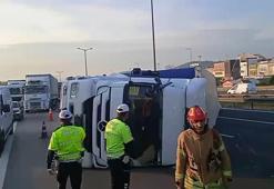 Pendik TEM Otoyolu'nda TIR devrildi; İstanbul yönünde yoğunluk