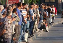 İzmir’de 23 bin işçi greve çıktı; otobüs duraklarında yoğunluk oluştu