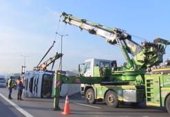 Pendik TEM Otoyolu'nda TIR devrildi; İstanbul yönünde yoğunluk