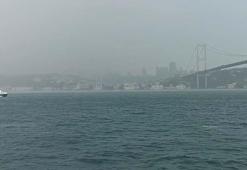 İstanbul'da sağanak ve dolu yağışı: Yollar göle döndü, ev ve iş yerlerini su bastı