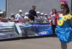 İlkokul öğrencileri, topladıkları atıkları kıyafete dönüştürüp defilede sergiledi