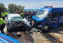 Bursa'da otomobil ile jandarma minibüsü çarpıştı; 1 ölü, 2 yaralı