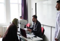 Tıp öğrencileri ilk hastalarına muayenehaneye çevirdikleri ilkokulun sınıfında baktı