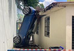 Otomobil, 5 metreden okul bahçesine uçtu; sürücü yaralandı