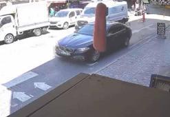 Beyoğlu'nda minibüsün yolun karşısına geçmeye çalışan yayaya çarptığı anlar kamarada