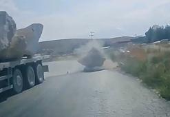 Otomobil sürücüsü, yola düşen mermer bloktan son anda kurtuldu; o anlar kamerada