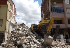 Metruk yapının yıkımı sırasında bitişikteki 3 bina hasar gördü