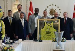 Cumhurbaşkanı Erdoğan, EuroLeague şampiyonu Fenerbahçe Beko'yu kabul etti