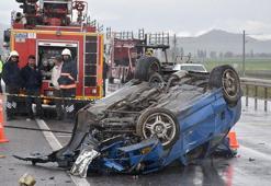 Karşı şeride geçen otomobil, araca çarptı: 1 ölü, 4 yaralı