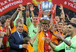 Galatasaray şampiyonluğunu taraftarıyla stadyumda kutladı