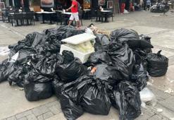 İzmir'de grevin 3'üncü gününde sokaklarda çöpler birikti
