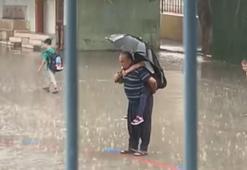 Sağanak altında torunu ile İstiklal Marşı'nı dinlediler