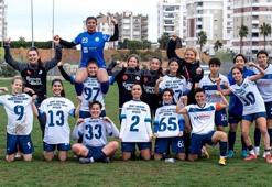 Kadın futbol takımının hem başkanı hem antrenörü hem malzemecisi