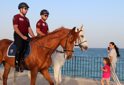 Sahilde atlı polisler devriyede