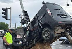 Sinyalizasyon direğine çarpan hafif ticari aracın sürücüsünün öldüğü kaza kamerada