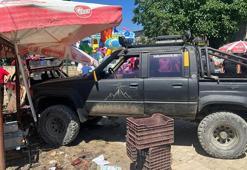 17 yaşındaki sürücünün kullandığı kamyonet, yol kenarında yürüyen 2 çocuğa çarptı