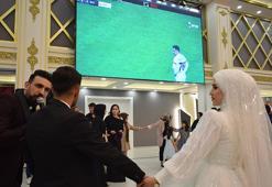 Düğünlerinde final maçını dev ekrandan izlediler