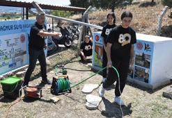 Öğrenciler, kurumasın diye okul bahçesindeki ağaçları yağmur hasadı yöntemi ile suluyor