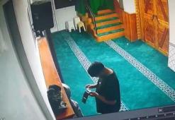 Caminin yardım kutusu ile müezzinin cüzdanını çaldı