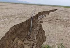 Konya'da yağış sonrası tarlada yüzey yarığı oluştu