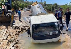 Bodrum'da ana isale hattı patladı, yoldan geçen tanker çukura düştü