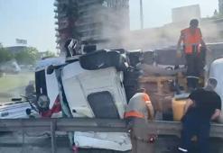 Küçükçekmece D-100 yan yolda devrilen beton mikseri kaldırıldı
