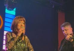 72 yaşında sahneye çıkan Gülden Karaböcek, 43 yıl önce izdiham yaşanan Londra konserini unutamıyor