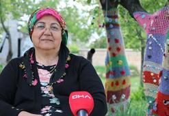 Bahçesindeki ağaçları örgü ile süsledi